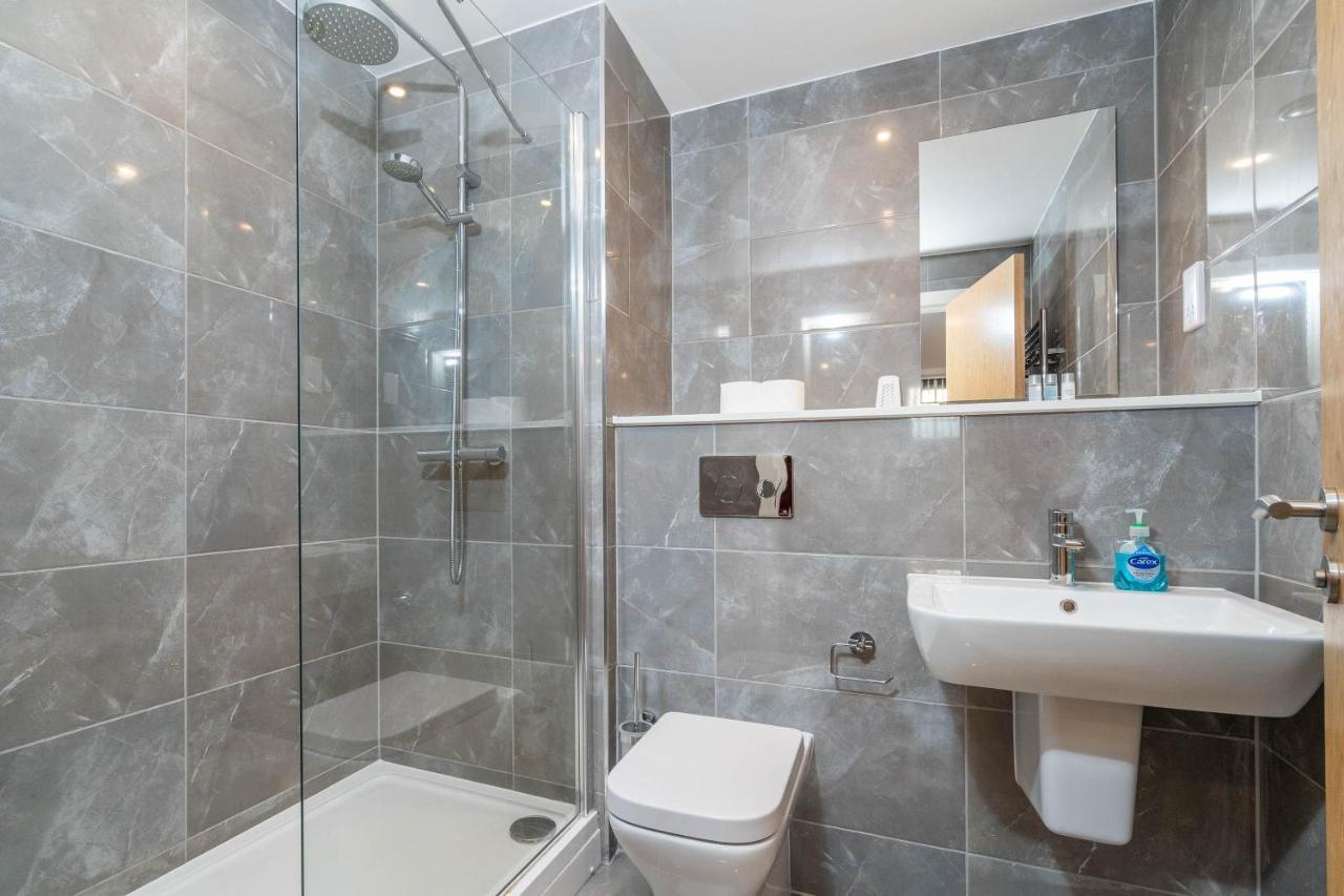 Maevela Apartments - Luxury Broad St Apartment - 2 Bed, 2 Bath - City Centre/Cube/Mailbox - With Underground Parking ✓- L Shape Sofa, Large 50 Inch Smart Tv With Free Netflix & Wifi Birmingham Zewnętrze zdjęcie